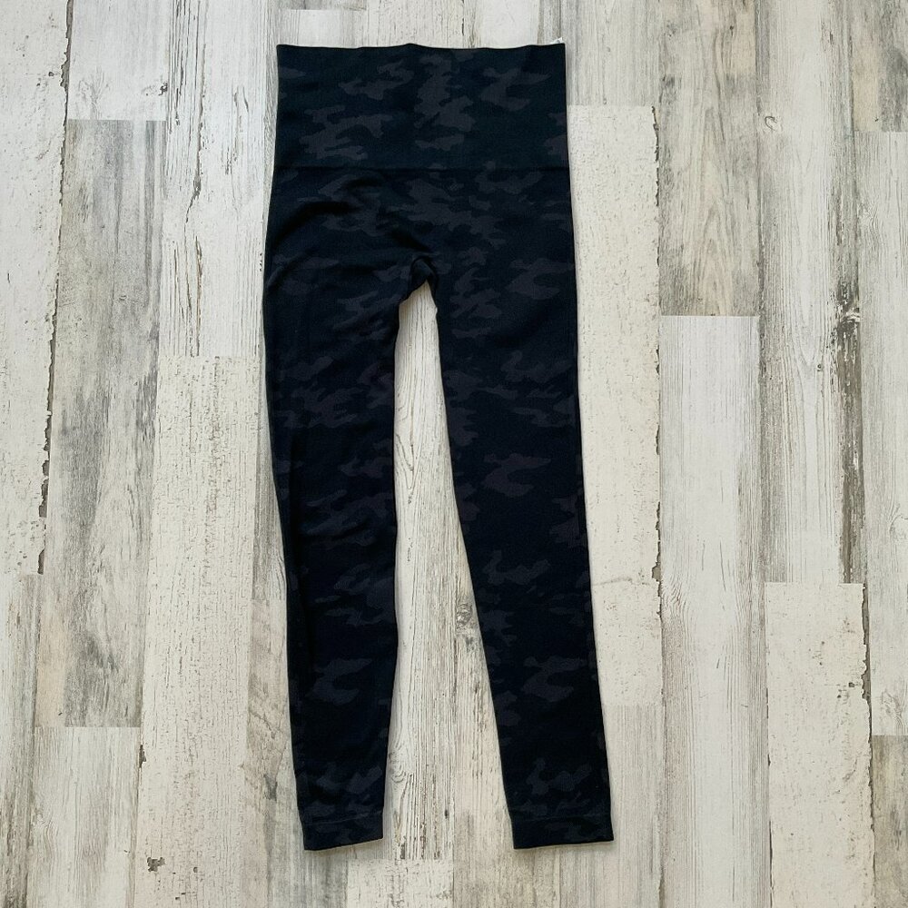 SPANX Women's Size Medium Look At Me Now Seamless Grey Camo Leggings